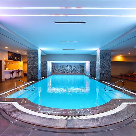 Cevahir Hotel Istanbul Asia Bagian luar foto The swimming pool at the hotel
