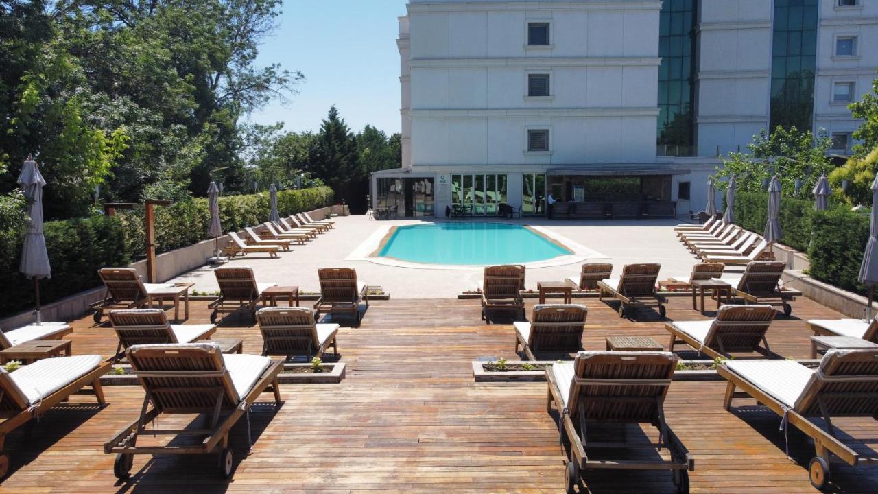 Cevahir Hotel Istanbul Asia Bagian luar foto The pool at the hotel
