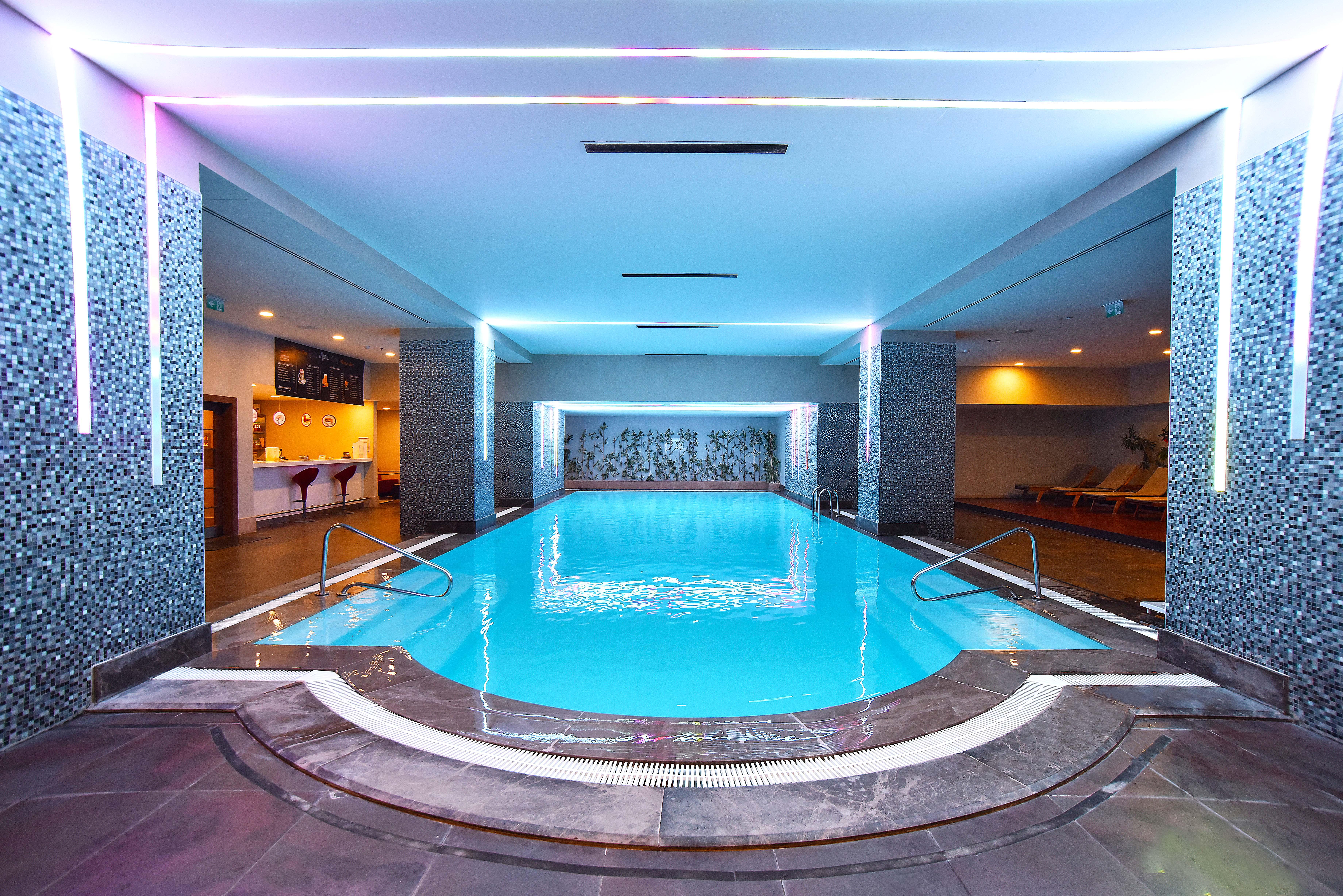 Cevahir Hotel Istanbul Asia Bagian luar foto The swimming pool at the hotel