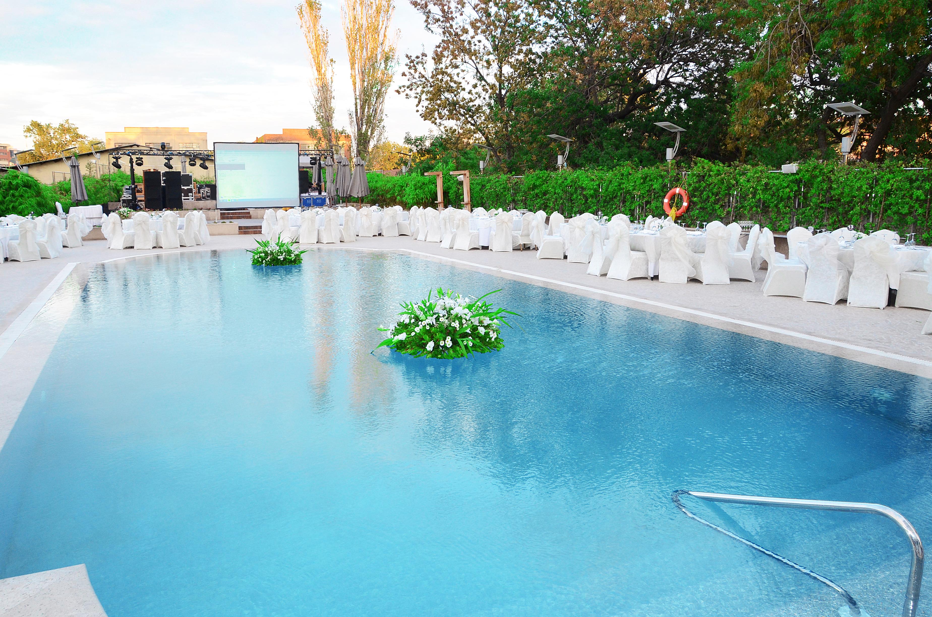 Cevahir Hotel Istanbul Asia Bagian luar foto The pool at the hotel