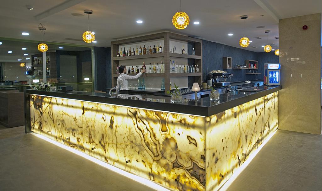 Cevahir Hotel Istanbul Asia Bagian luar foto A bar made of translucent stone