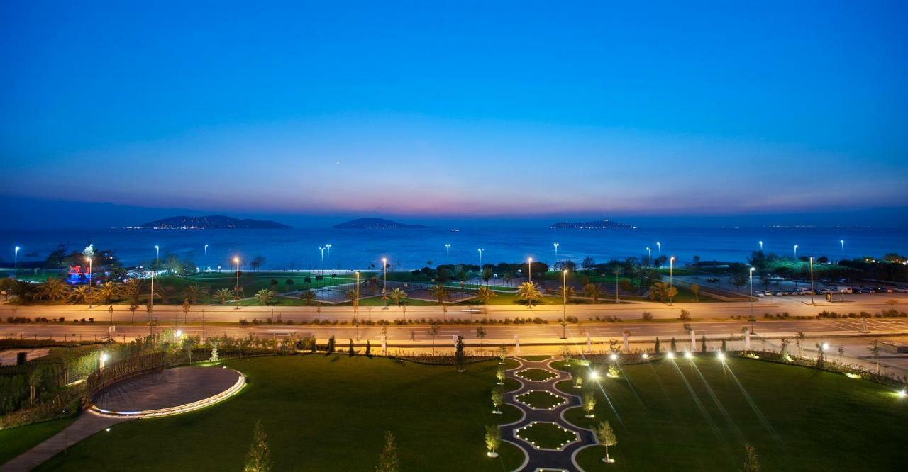 Cevahir Hotel Istanbul Asia Bagian luar foto View of the park at night