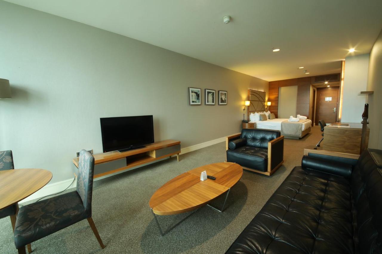 Cevahir Hotel Istanbul Asia Bagian luar foto A suite at the hotel